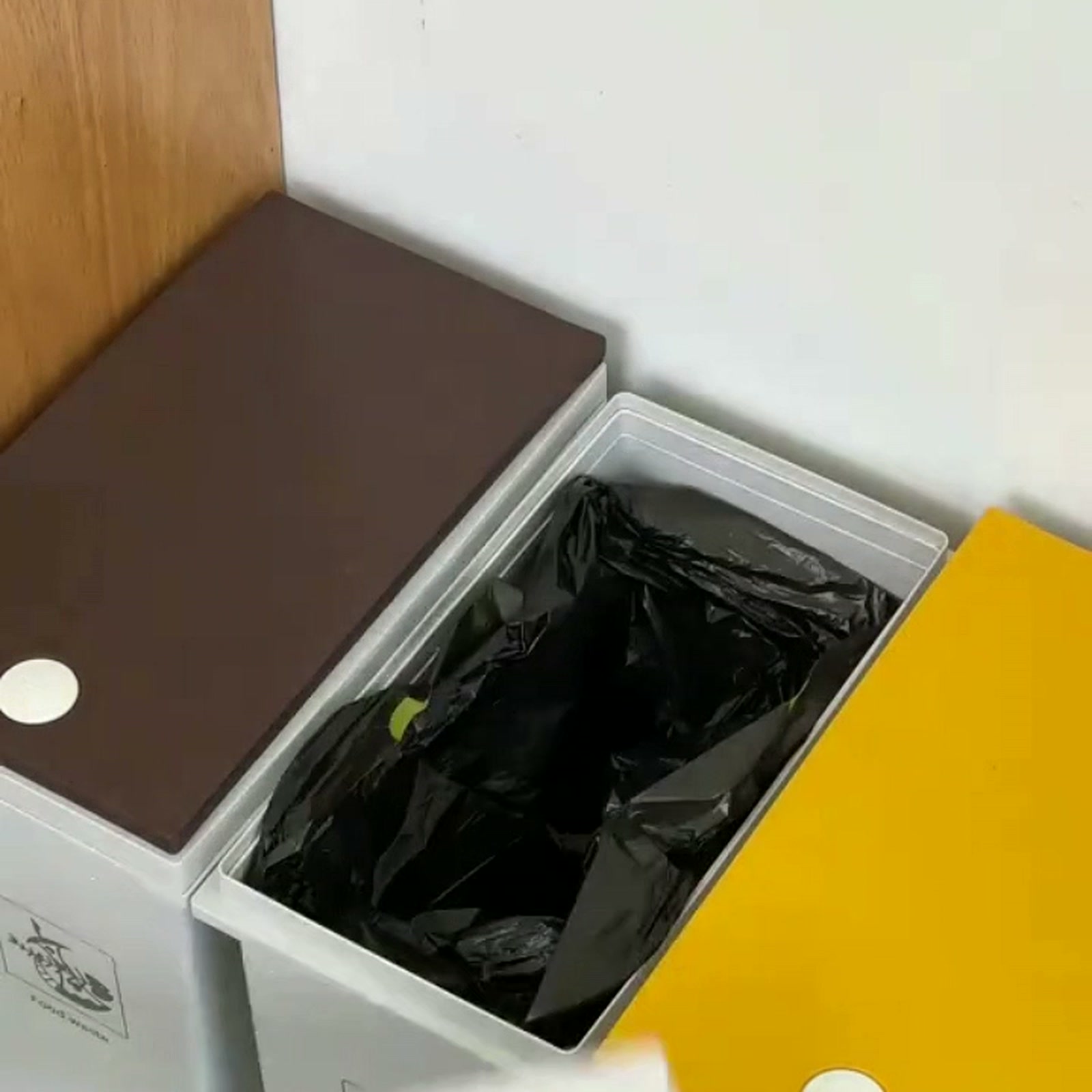 تغيير كيس الزبالة وسحبه بسهولة