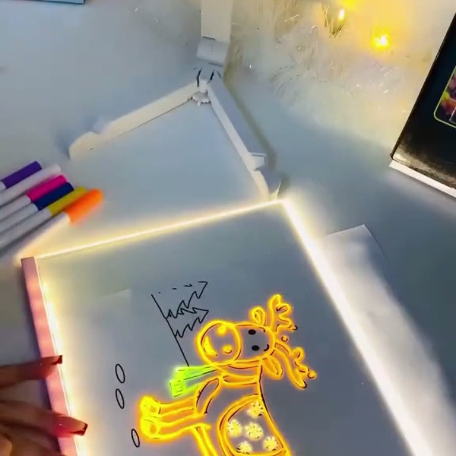 رسم بألوان متعددة على اللوح