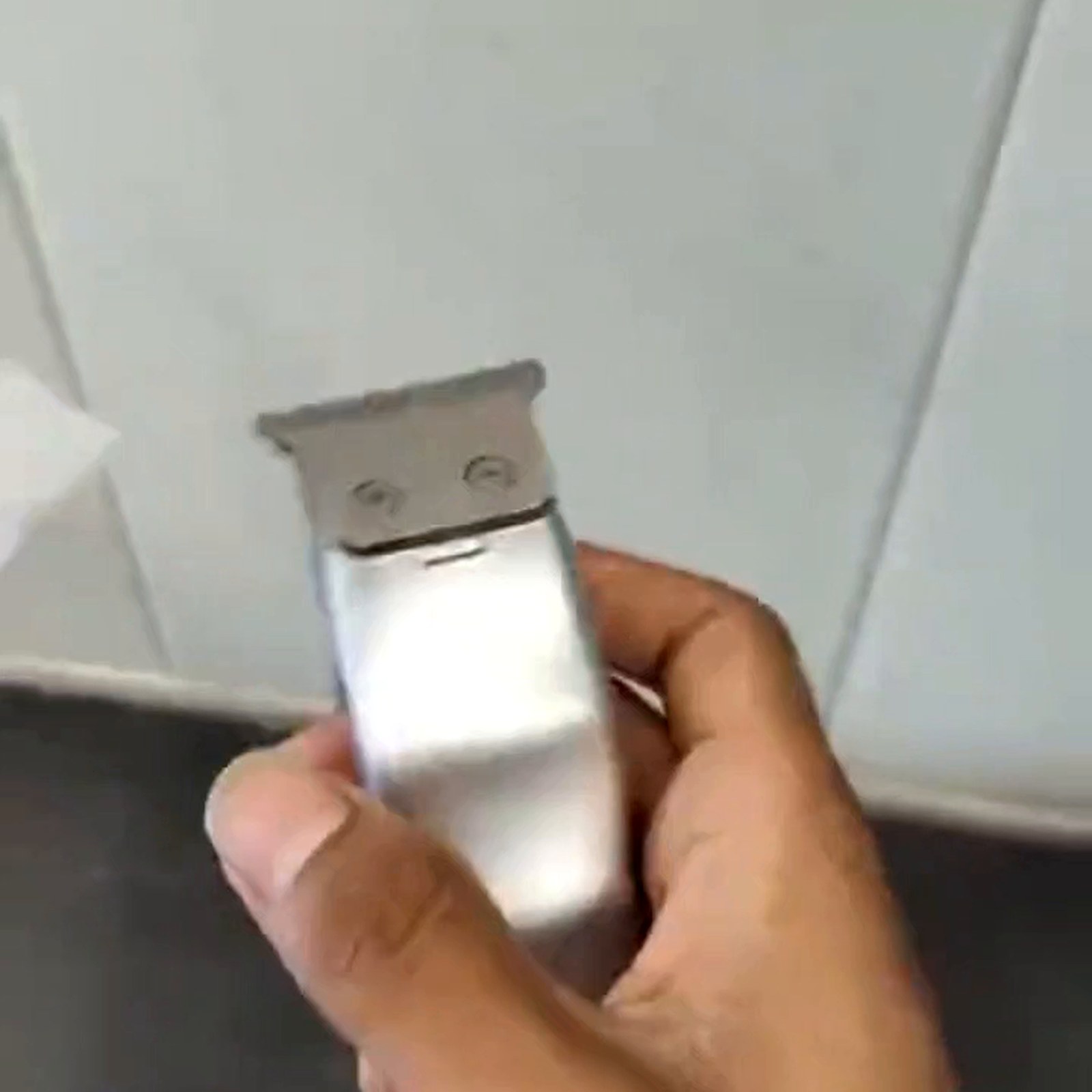 تفاصيل الجسم المعدني وشفرة الـT