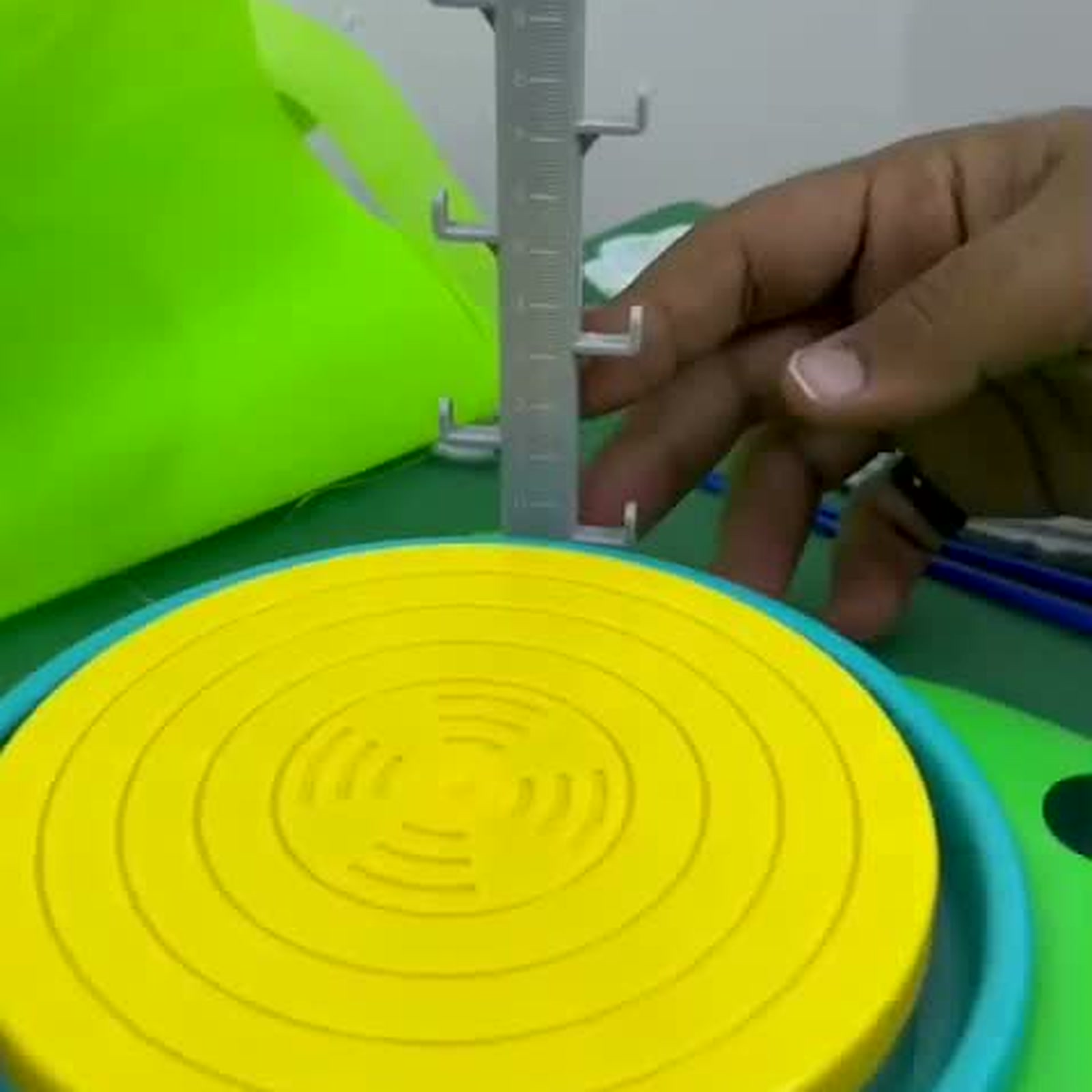 العلبة والصلصال والشكل النهائي