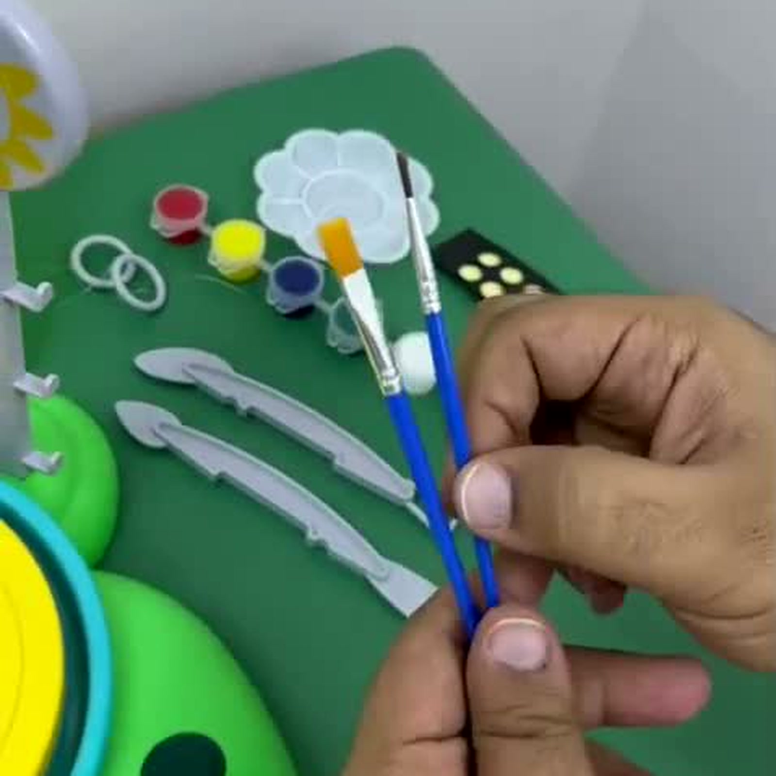 أطفال بيشكّلوا الفخار على العجلة